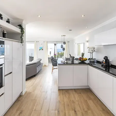 Overlooking With Pool شقة