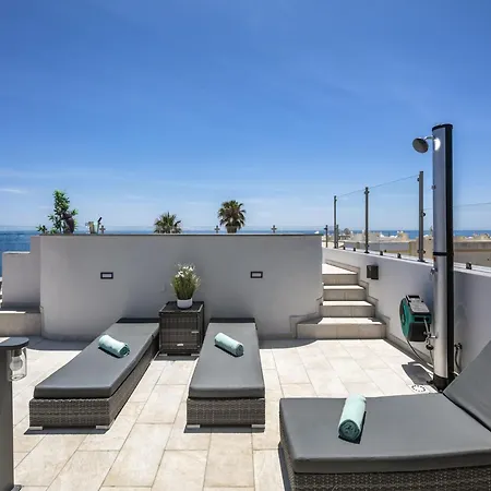 Overlooking With Pool شقة