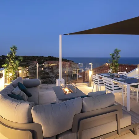 Overlooking With Pool شقة *