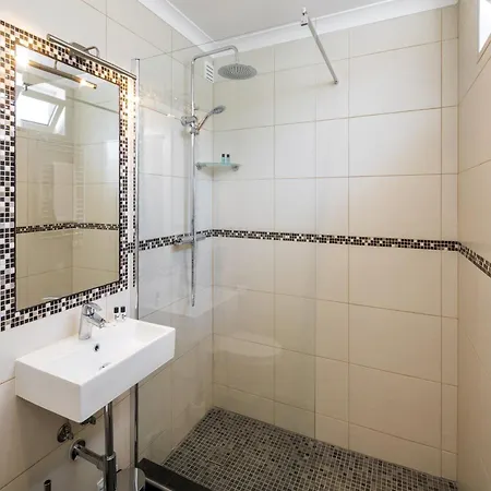 Overlooking With Pool شقة