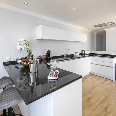 Overlooking With Pool شقة