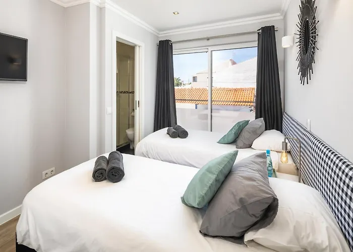 Overlooking With Pool Apartamento Benagil