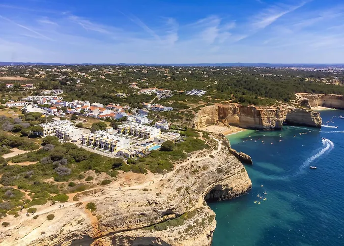 Overlooking With Pool Apartman