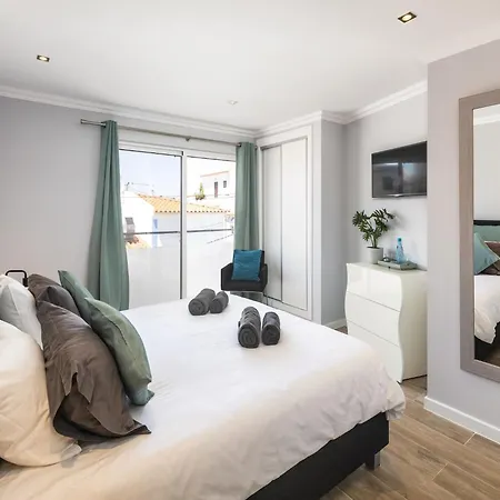 Overlooking With Pool Appartement